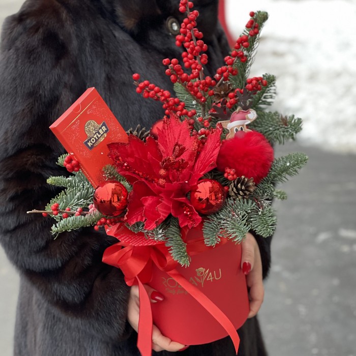 Новогодняя композиция с красным цветком