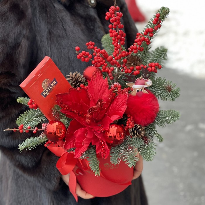Новогодняя композиция с красным цветком