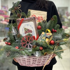 Новогодняя композиция в корзинке Сладкий Пряник