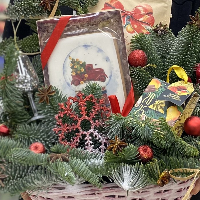 Новогодняя композиция в корзинке Сладкий Пряник