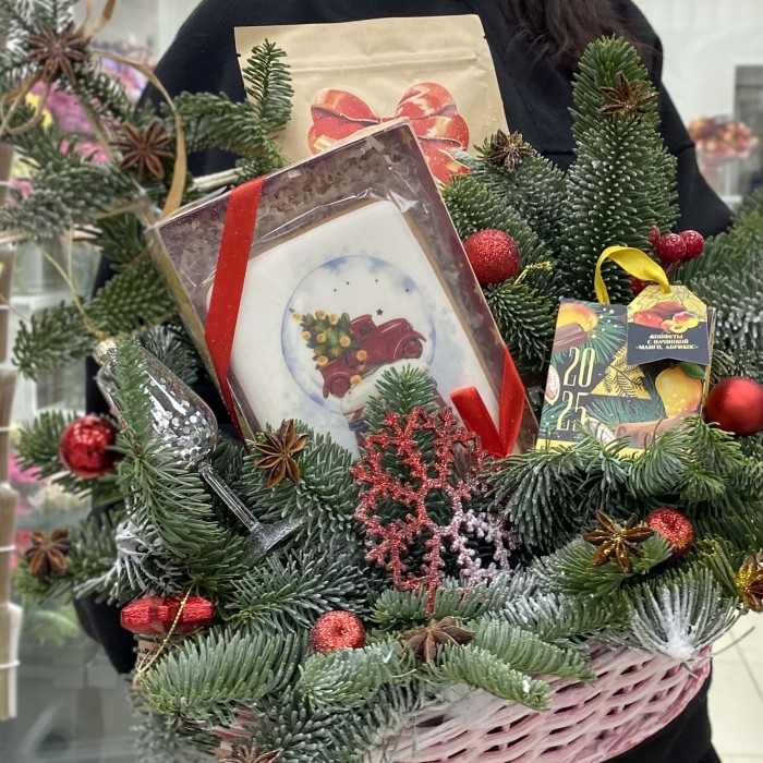 Новогодняя композиция в корзинке Сладкий Пряник