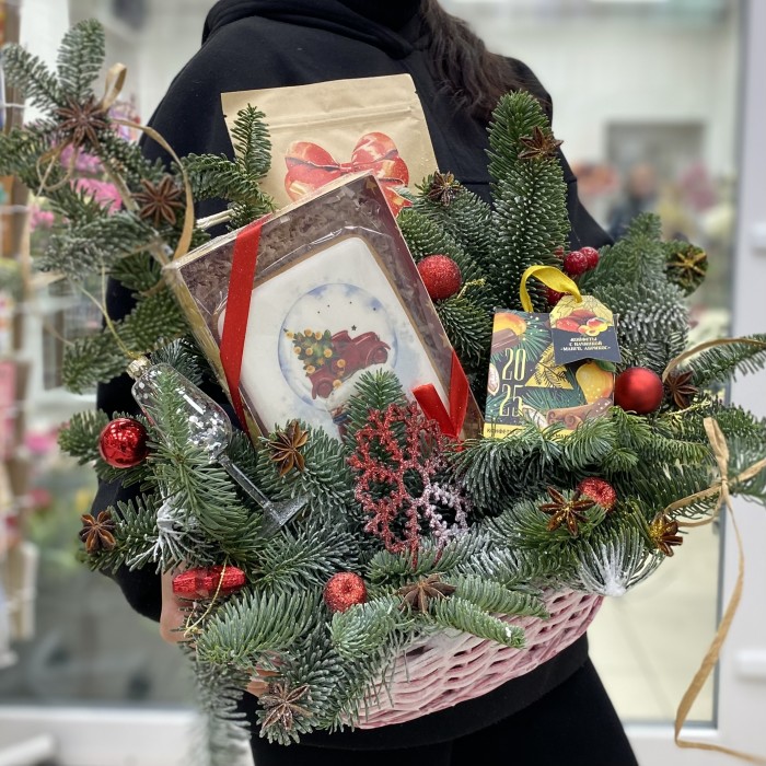 Новогодняя композиция в корзинке Сладкий Пряник