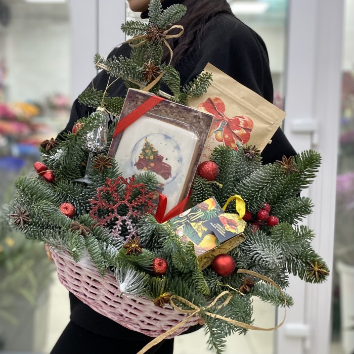Новогодняя композиция в корзинке Сладкий Пряник