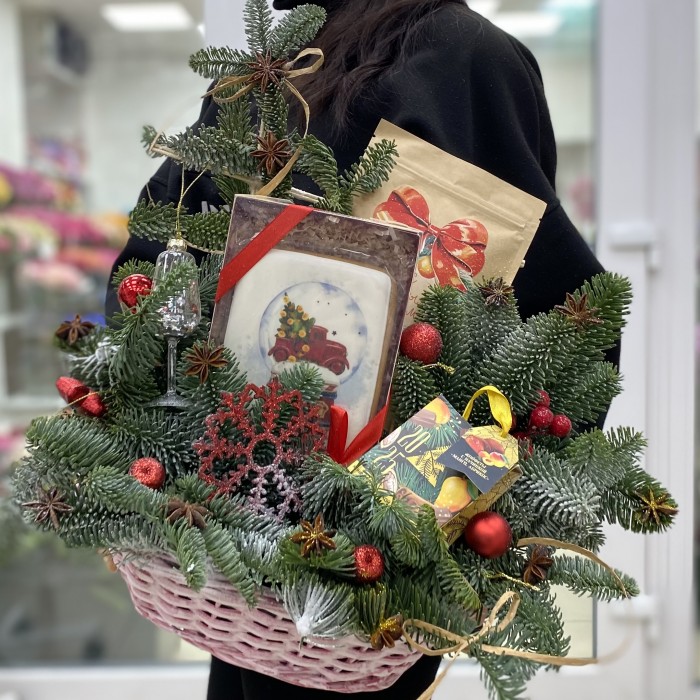 Новогодняя композиция в корзинке Сладкий Пряник