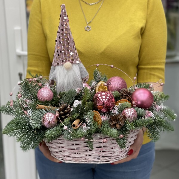 Новогодняя композиция с розовым гномом