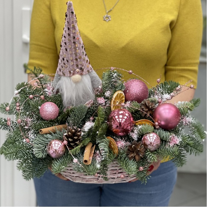 Новогодняя композиция с розовым гномом