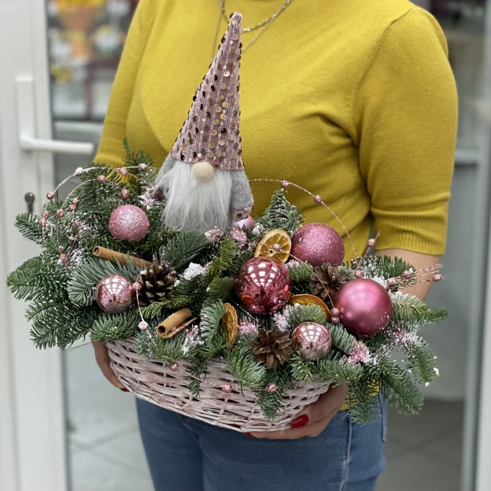 Новогодняя композиция с розовым гномом