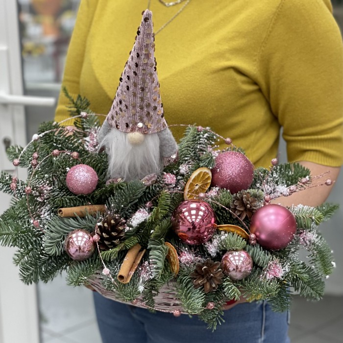 Новогодняя композиция с розовым гномом