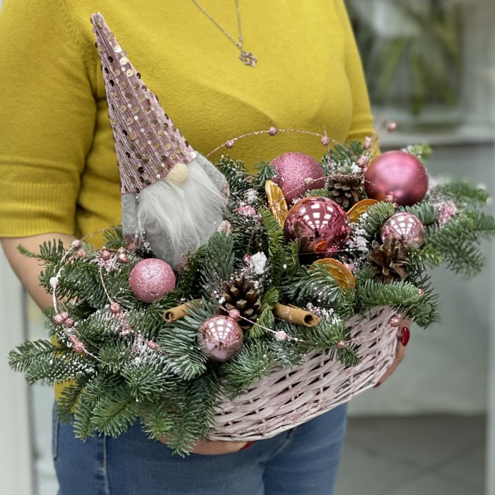 Новогодняя композиция с розовым гномом