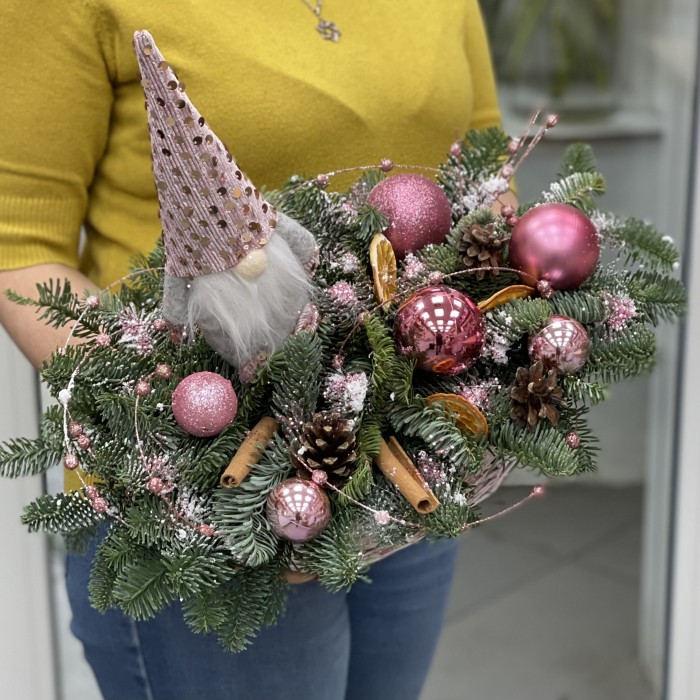 Новогодняя композиция с розовым гномом