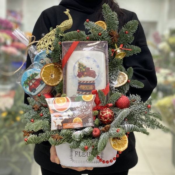 Новогодняя композиция в кашпо Сладкий подарок