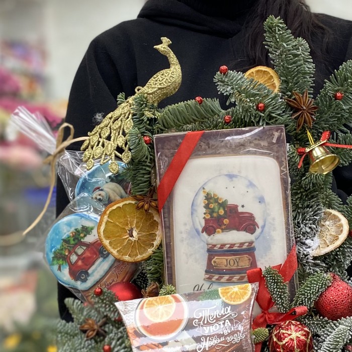 Новогодняя композиция в кашпо Сладкий подарок