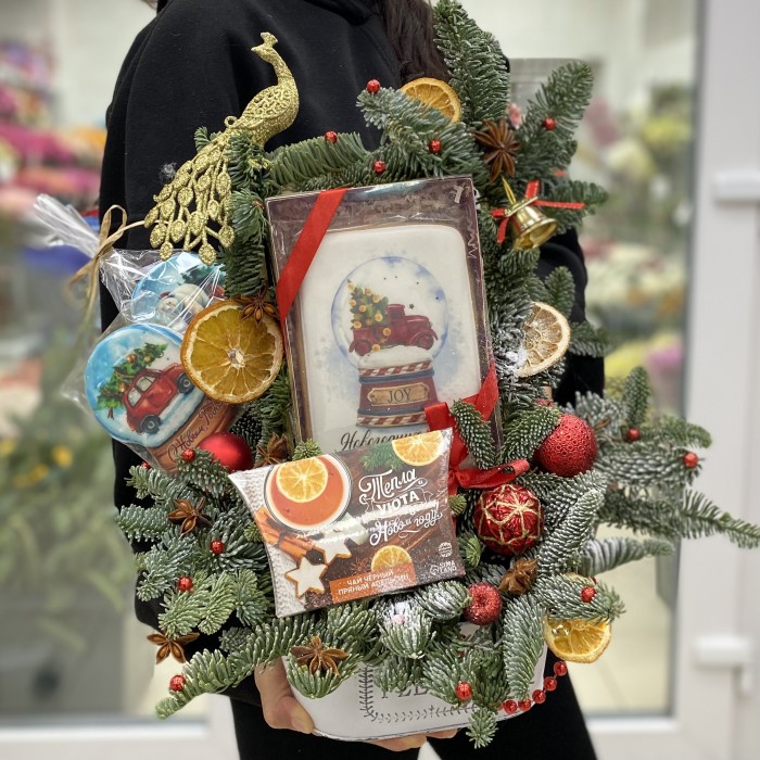 Новогодняя композиция в кашпо Сладкий подарок