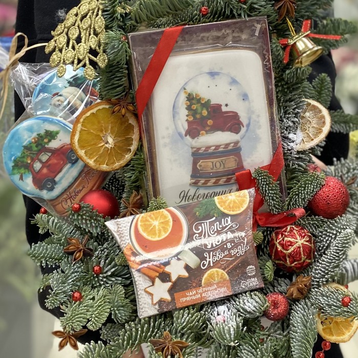 Новогодняя композиция в кашпо Сладкий подарок
