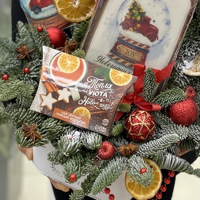 Новогодняя композиция в кашпо Сладкий подарок