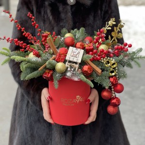 Новогодняя композиция сани Деда Мороза