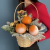 Новогодняя корзина с мандаринами и чаем