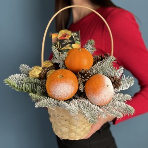 Новогодняя корзина с мандаринами и чаем