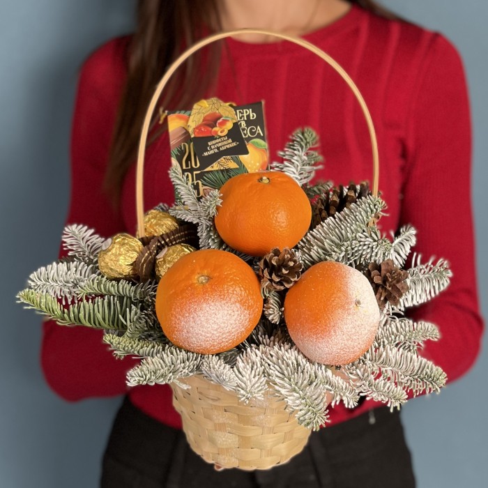 Новогодняя корзина с мандаринами и чаем