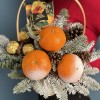 Новогодняя корзина с мандаринами и чаем
