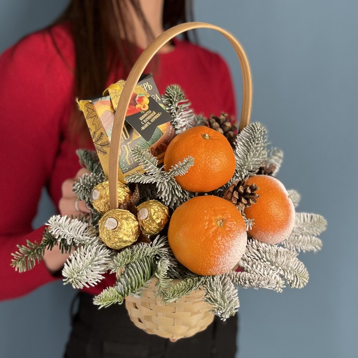 Новогодняя корзина с мандаринами и чаем