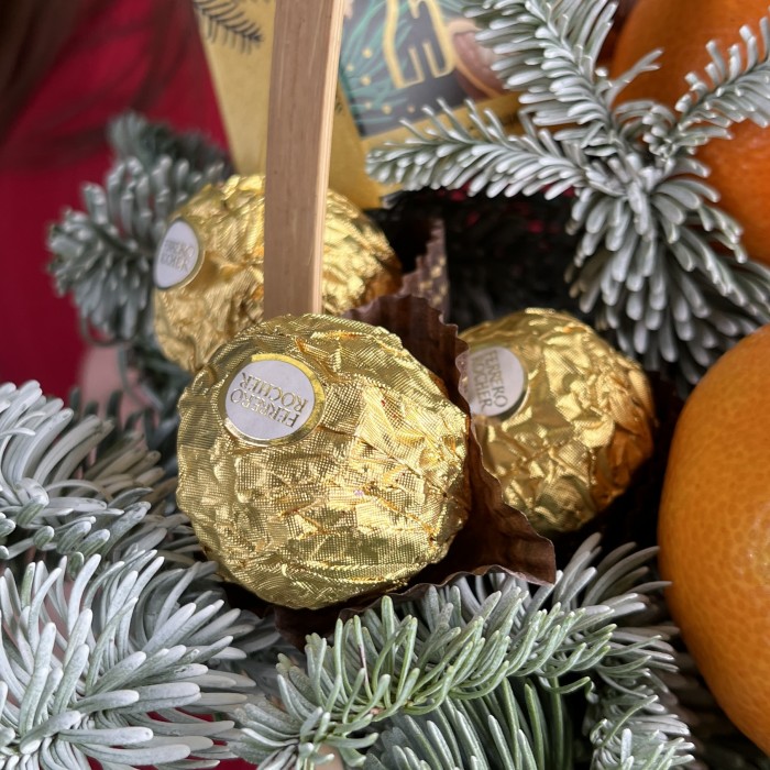 Новогодняя корзина с мандаринами и чаем