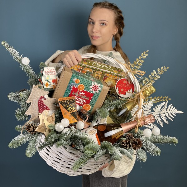 Новогодняя корзина с подарками Чудес и счастья