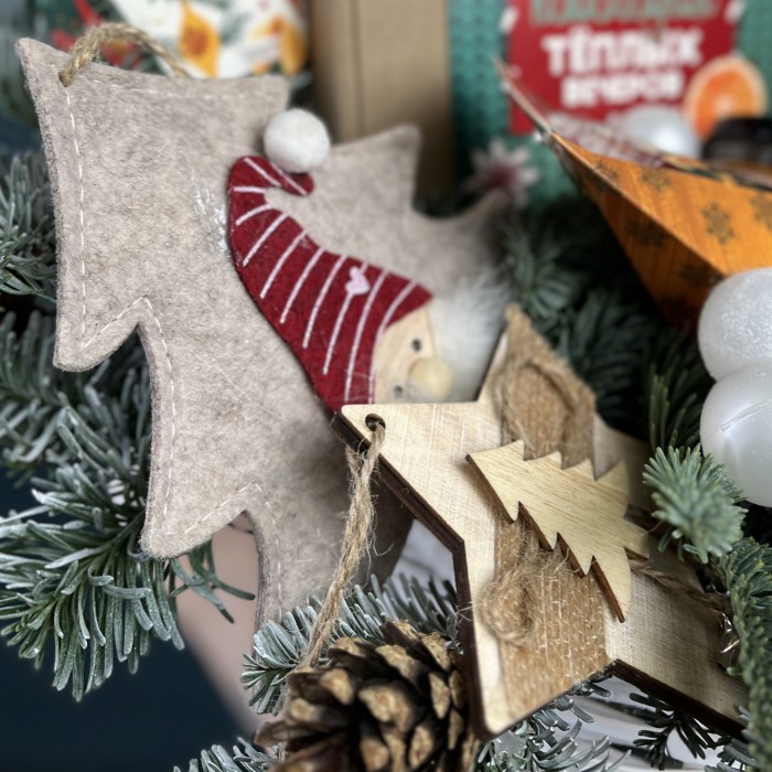 Новогодняя корзина с подарками Чудес и счастья