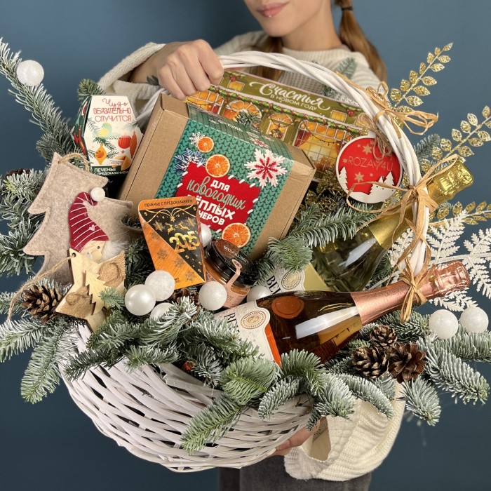 Новогодняя корзина с подарками Чудес и счастья