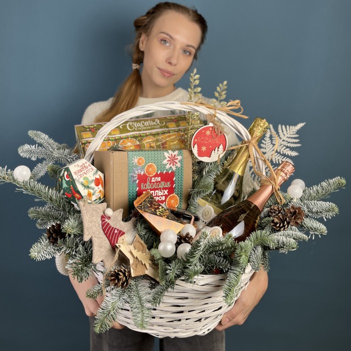 Новогодняя корзина с подарками Чудес и счастья