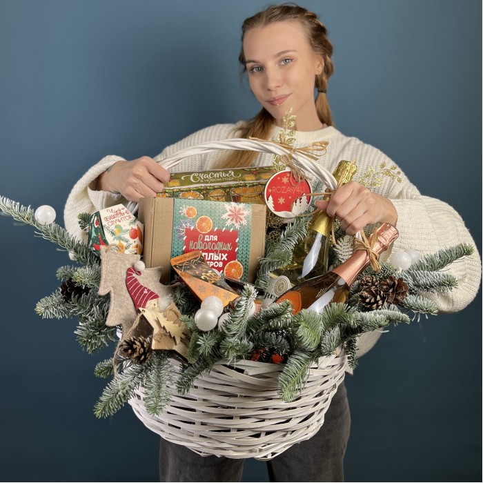 Новогодняя корзина с подарками Чудес и счастья