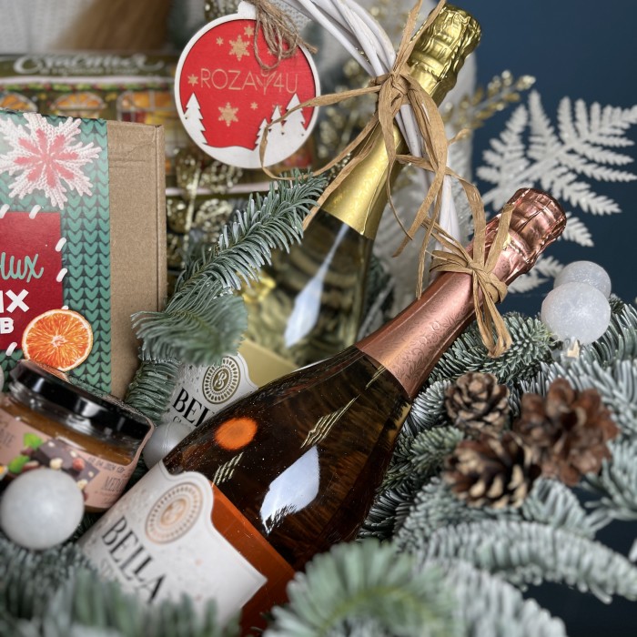 Новогодняя корзина с подарками Чудес и счастья