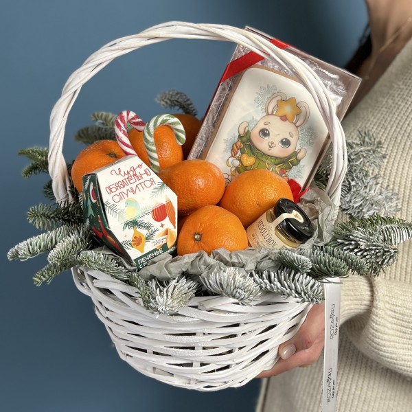 Новогодняя корзина с предсказанием и сладостями