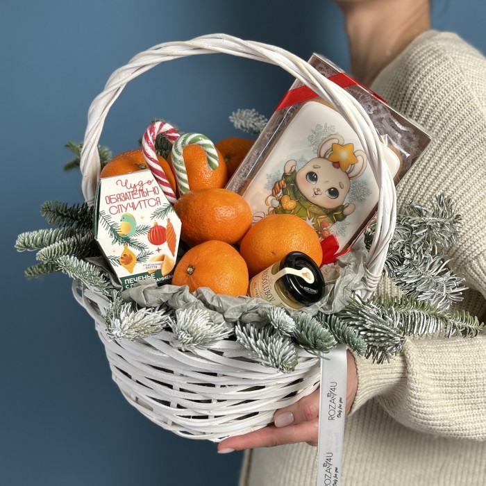 Новогодняя корзина с предсказанием и сладостями