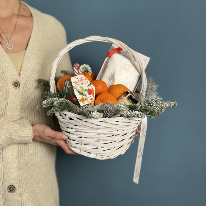 Новогодняя корзина с предсказанием и сладостями