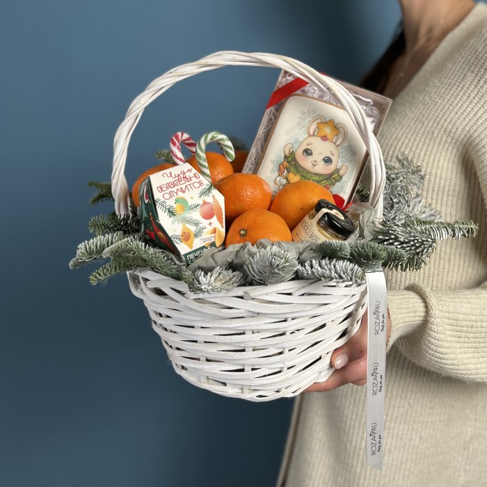 Новогодняя корзина с предсказанием и сладостями