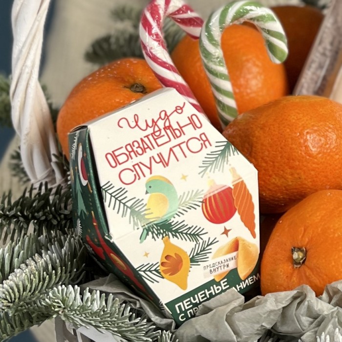 Новогодняя корзина с предсказанием и сладостями