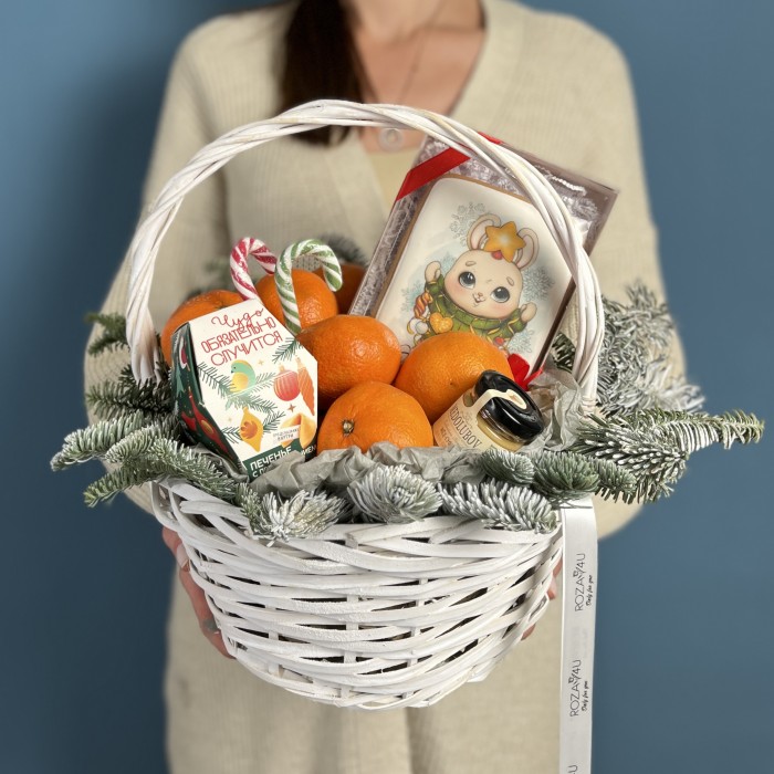 Новогодняя корзина с предсказанием и сладостями