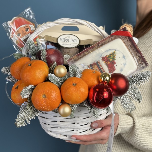 Новогодняя корзина с пряниками мандаринами и медом