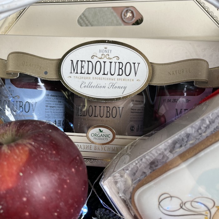 Новогодняя корзина с пряниками мандаринами и медом