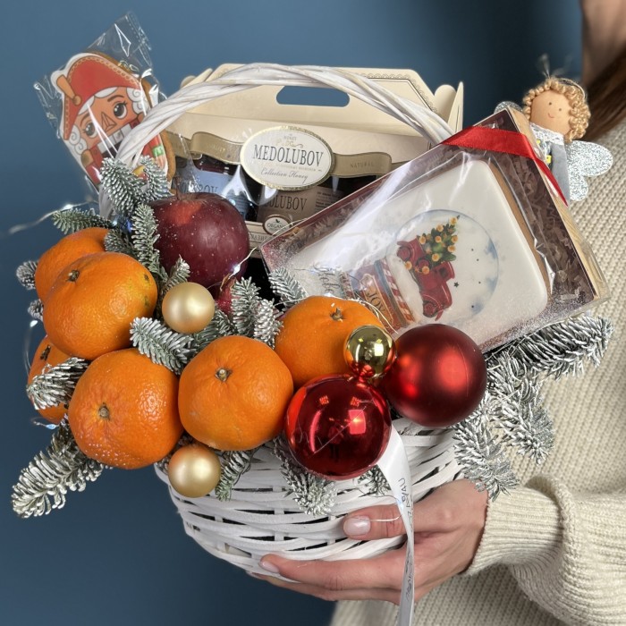 Новогодняя корзина с пряниками мандаринами и медом