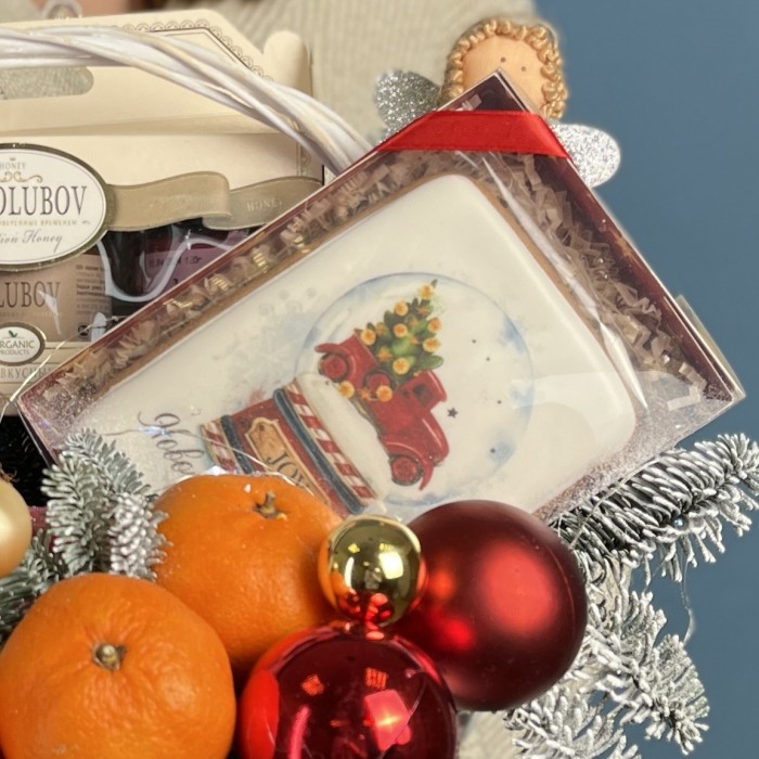 Новогодняя корзина с пряниками мандаринами и медом