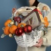 Новогодняя корзина с пряниками мандаринами и медом