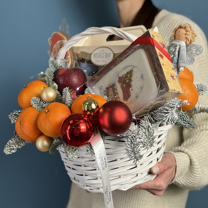 Новогодняя корзина с пряниками мандаринами и медом