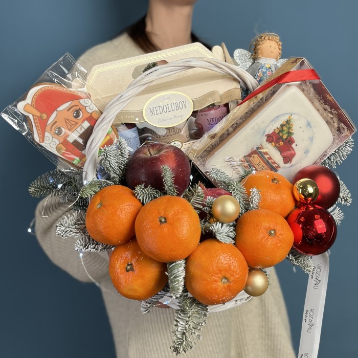 Новогодняя корзина с пряниками мандаринами и медом