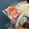 Новогодняя корзина с пряниками мандаринами и медом