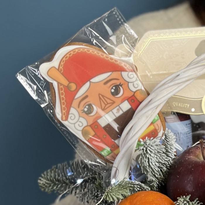 Новогодняя корзина с пряниками мандаринами и медом
