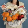 Новогодняя корзина с пряниками мандаринами и медом