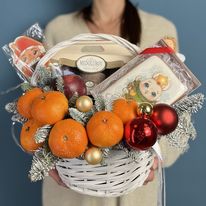 Новогодняя корзина с пряниками мандаринами и медом