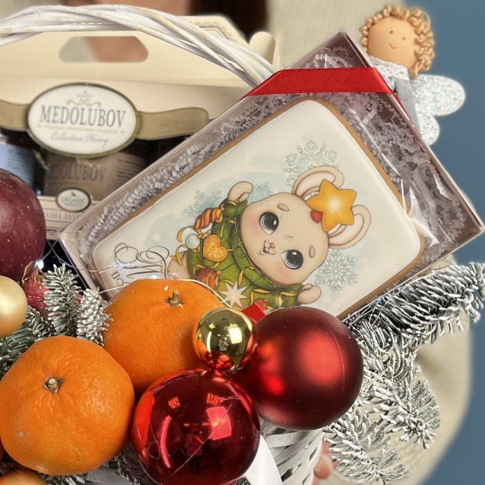 Новогодняя корзина с пряниками мандаринами и медом